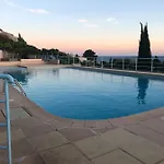 With Swimming Pool 500m From The 公寓