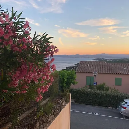 With Swimming Pool 500m From The アパート *